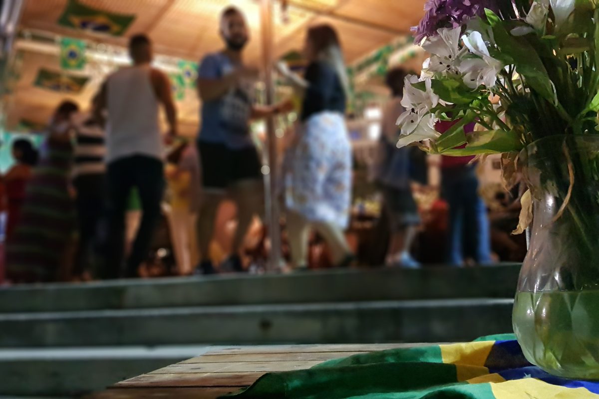 Soirée dansante avec le drapeau du Brésil
