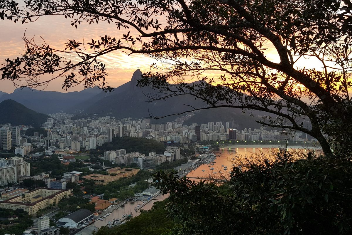 Coucher de soleil sur Rio de Janeiro, avec le Christ Rédempteur